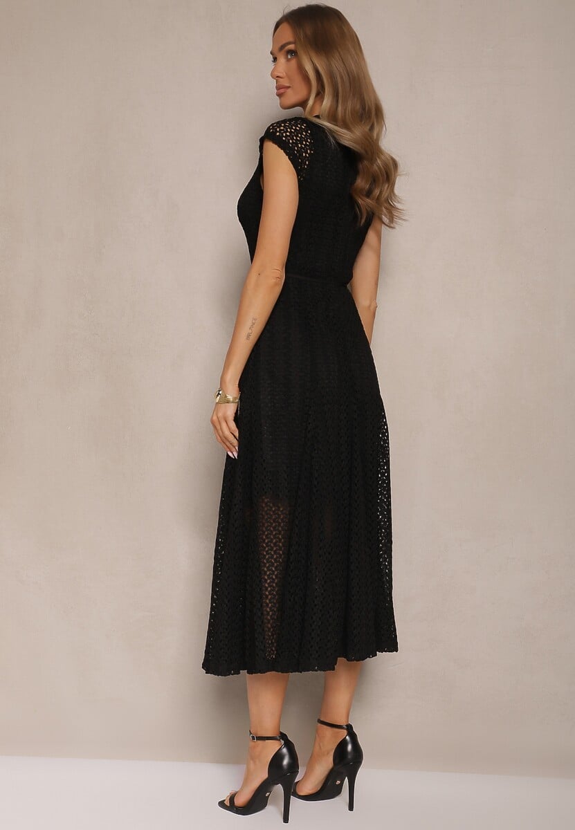 Czarna Ażurowa Sukienka o Rozkloszowanym Kroju Ozdobiona Paskiem Galorena