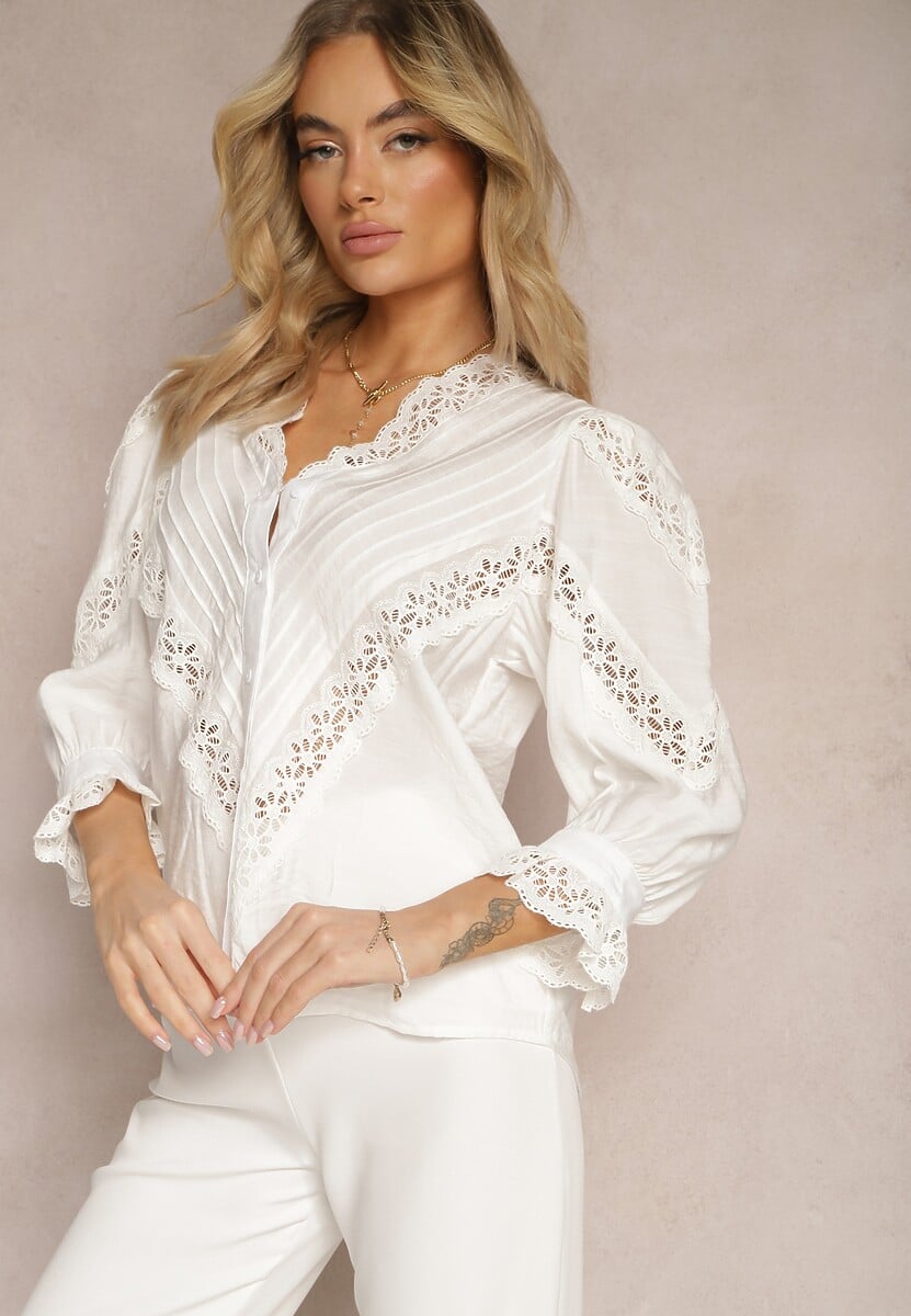 Biała Koszula z Wiskozy z Rękawami 7/8 Ozdobiona Koronką i Falbankami przy Mankietach Waerata