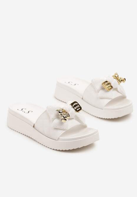 Białe Klapki na Platformie Ozdobione Pikowaniem Aplikacjami i Kokardą Evelseli