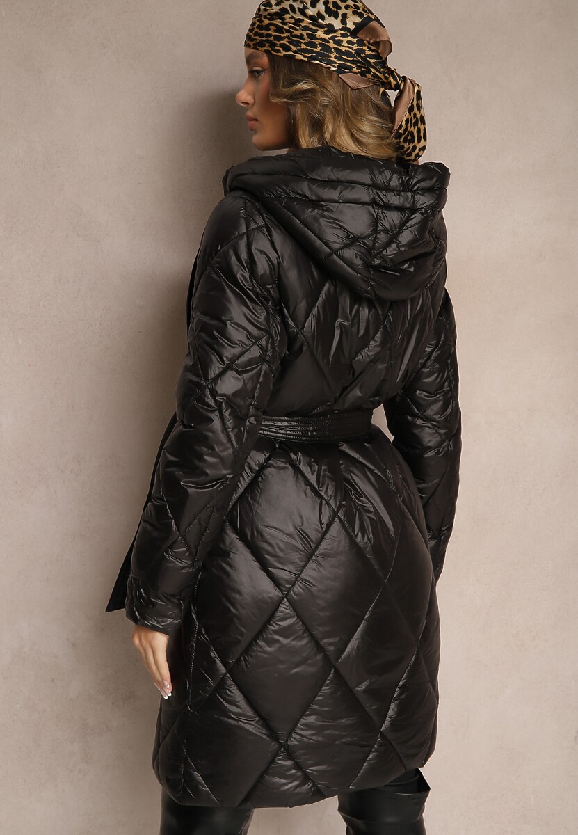 Czarna Długa Kurtka o Pikowanym Wykończeniu Wiązana w Talii z Kapturem Parinka