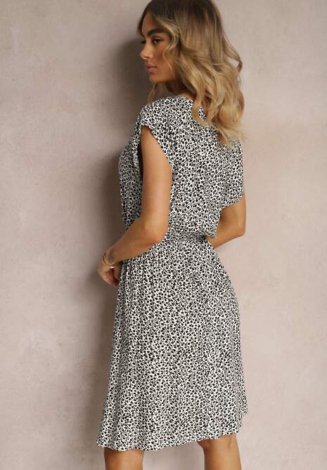 Biało-Czarna Kwiecista Sukienka z Gumką w Talii o Rozkloszowanym Kroju Ocemia