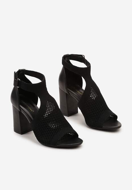 Czarne Sandały na Słupku z Ażurowym Zdobieniem z Zapięciem przy Kostce Qutima