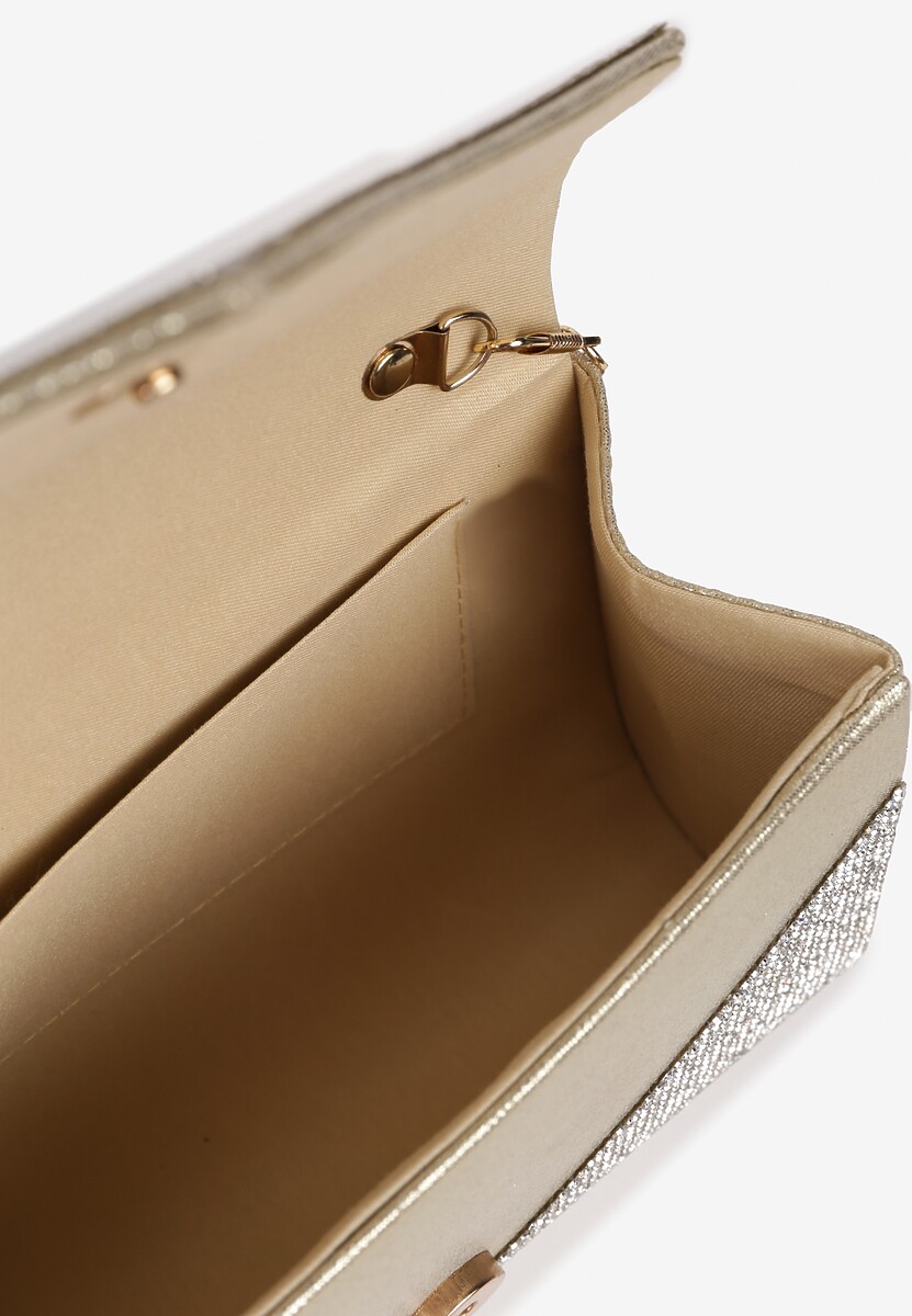 Złota Torebka Kopertówka z Ozdobnymi Cyrkoniami i Metalowym Łańcuszkiem Tiamate