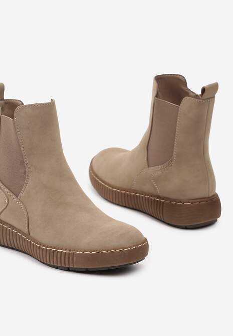 Ciemnobeżowe Botki Sztyblety na Płaskiej Podeszwie Ozdobionej Tłoczeniem Lemitana