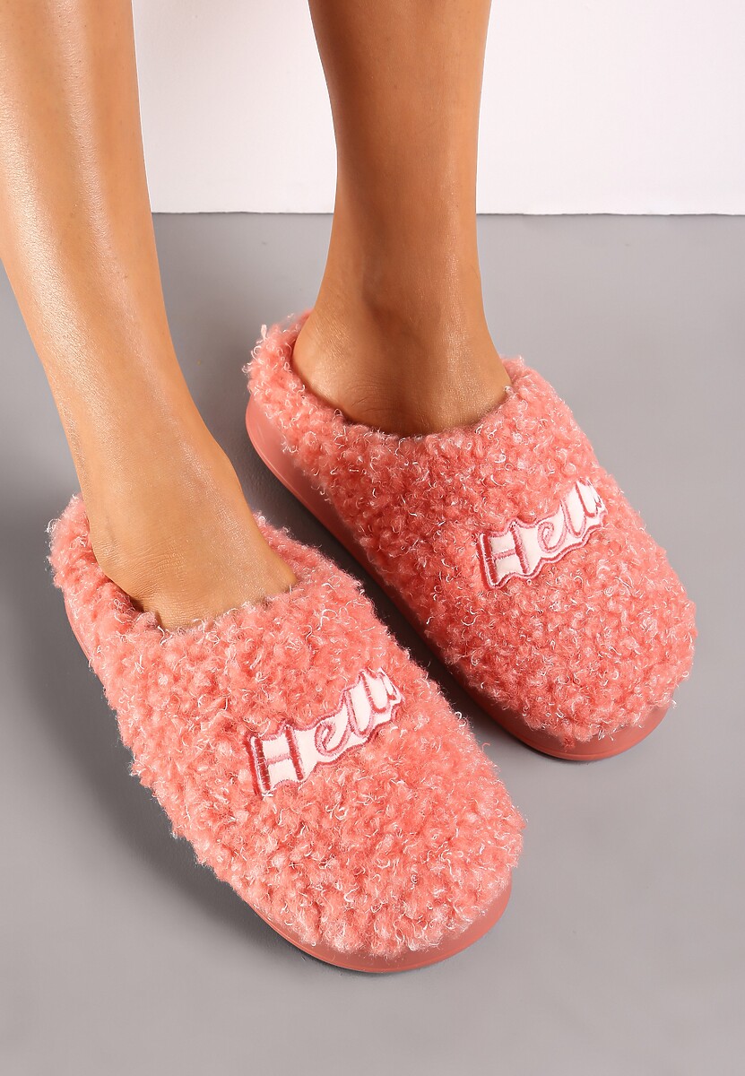 Różowe Futrzane Kapcie z Ozdobną Naszywką z Napisem Neussam