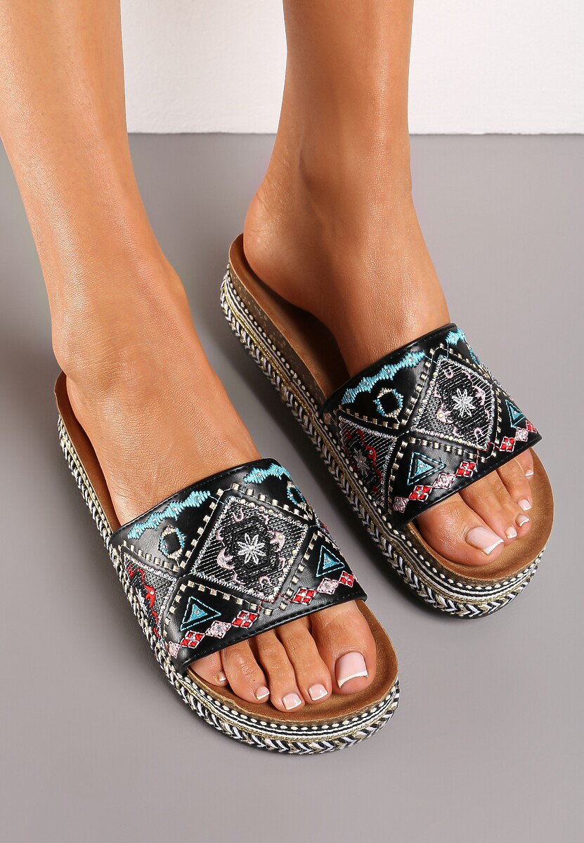 Czarne Klapki Boho na Niskiej Platformie Ozdobione Plecionką i Cyrkoniami Giratsa
