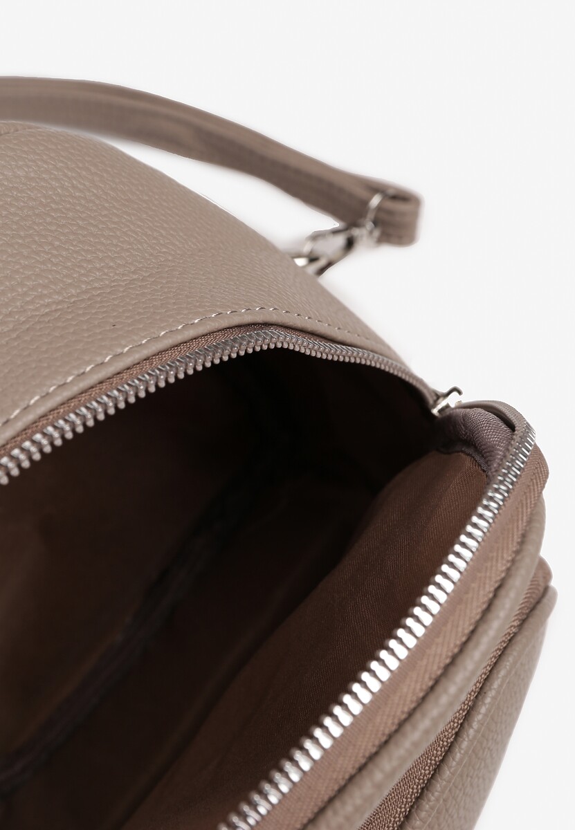 Szary Mały Plecak Zdobiony Metalowym Detalem Wyposażony w Dodatkową Kieszeń Savarosa