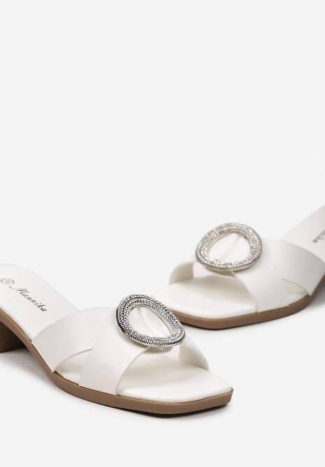 Białe Klapki na Słupku Ozdobione Okrągłą Klamrą z Cyrkoniami Lulila