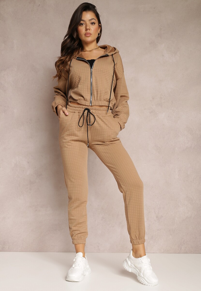Ciemnobeżowe Spodnie Dresowe z Tłoczeniem Alase