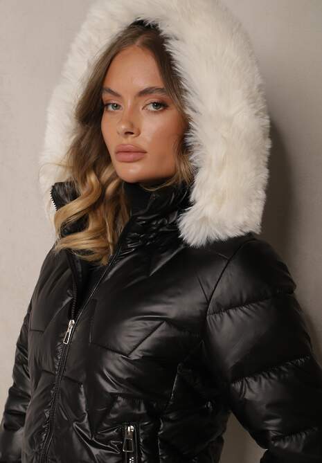 Czarna Pikowana Kurtka z Metalicznym Połyskiem z Kapturem Wykończonym Futrem Ravithrae