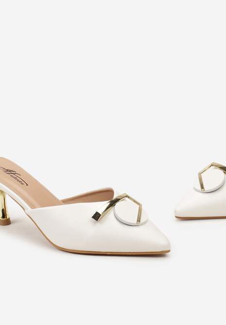 Białe Klapki na Niskiej Szpilce z Metaliczną Aplikacją Freeama