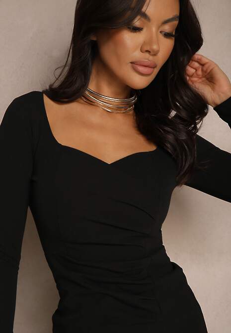 Czarna Wieczorowa Sukienka Taliowana z Metaliczną Nitką i Kopertowym Dekoltem Emilene