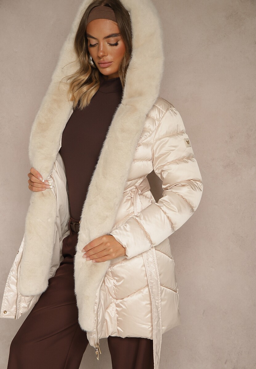 Beżowa Kurtka z Pikowanym Przeszyciami Wiązanym Paskiem i Kapturem z Futrem Fenida
