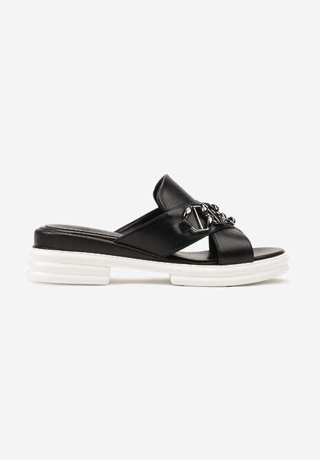 Czarne Klapki z Metaliczną Ozdobą na Froncie Serenisa