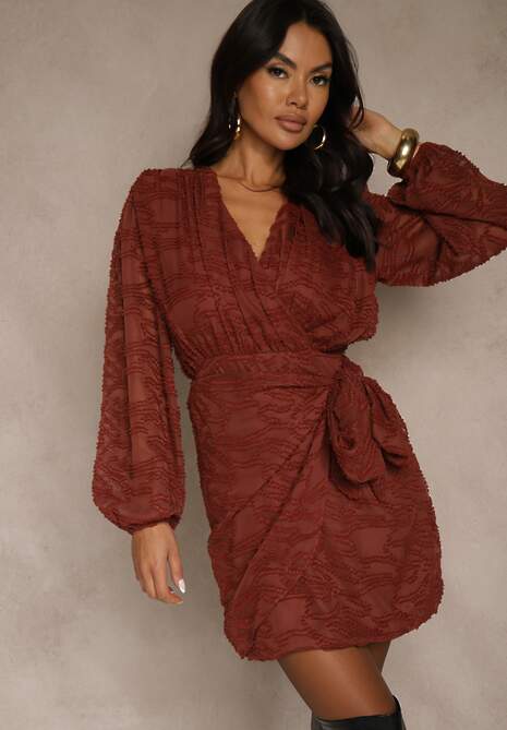 Bordowa Sukienka z Tkaniny Plumeti o Kopertowym Fasonie Zenisala