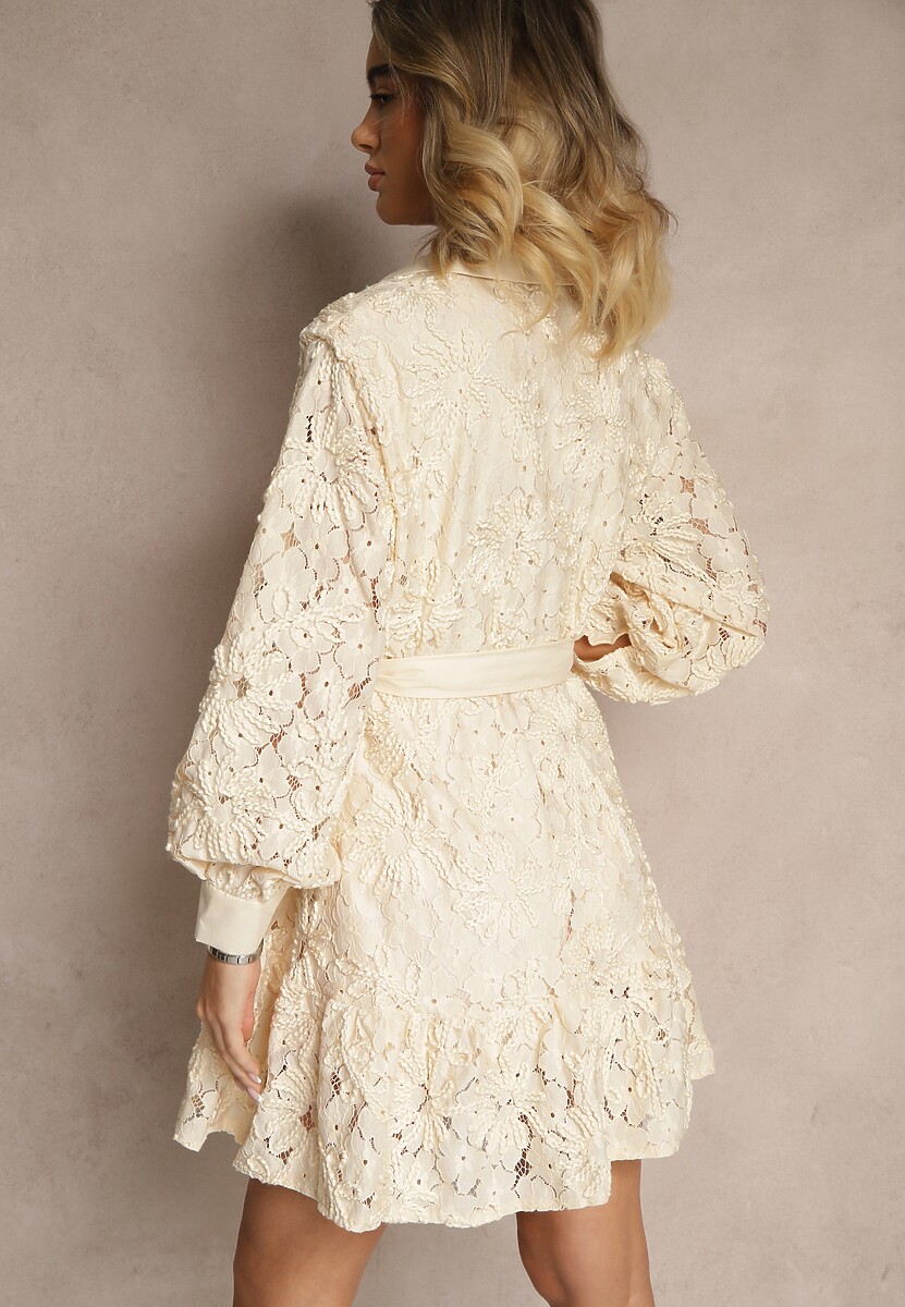 Jasnobeżowa Rozkloszowana Sukienka o Koszulowym Kroju z Paskiem Ozdobiona Koronką i Haftem Roniella