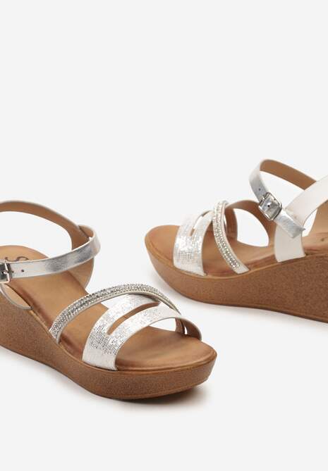 Srebrne Sandały na Koturnie Zapinane na Sprzączkę z Cyrkoniami Wykończone Metaliczną Nitką Herasta