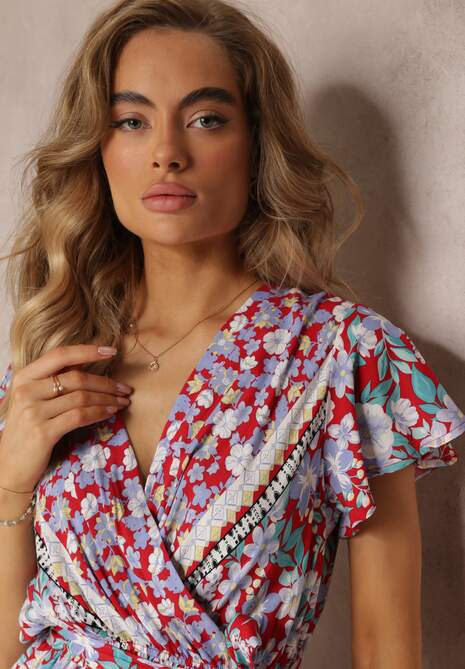 Czerwona Rozkloszowana Sukienka z Wiskozy i Kopertowym Dekoltem Violia