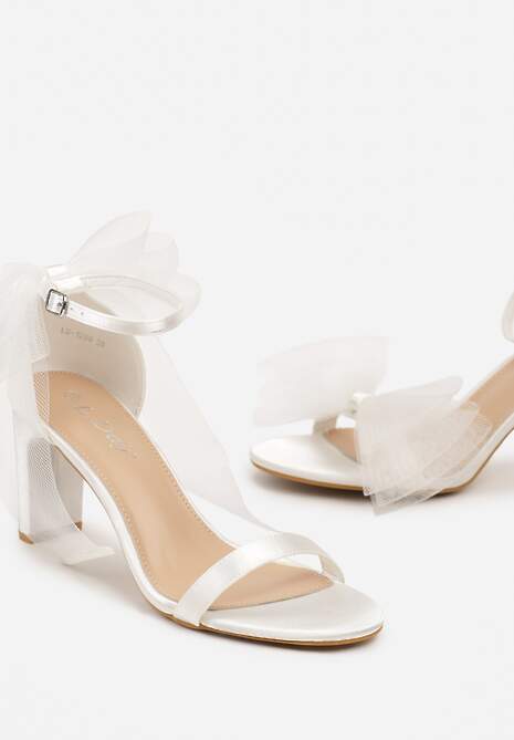 Białe Eleganckie Sandały na Słupku Wykończone Kokardą z Tiulu Norivia