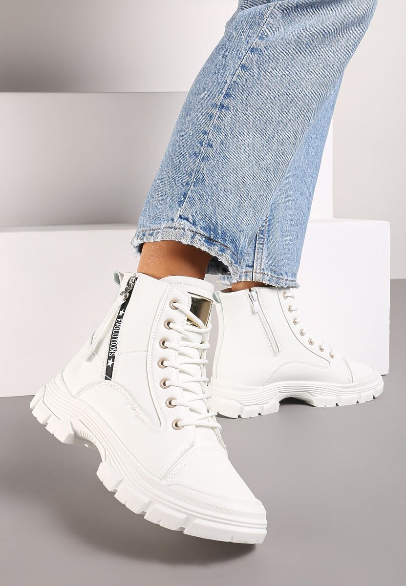 Czarne Traperki na Tłoczonej Podeszwie Ozdobione Suwakiem przy Cholewce Linicia