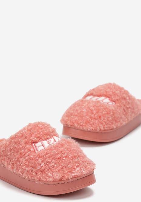Ciemnoróżowe Futrzane Kapcie z Ozdobną Naszywką z Napisem Neussam