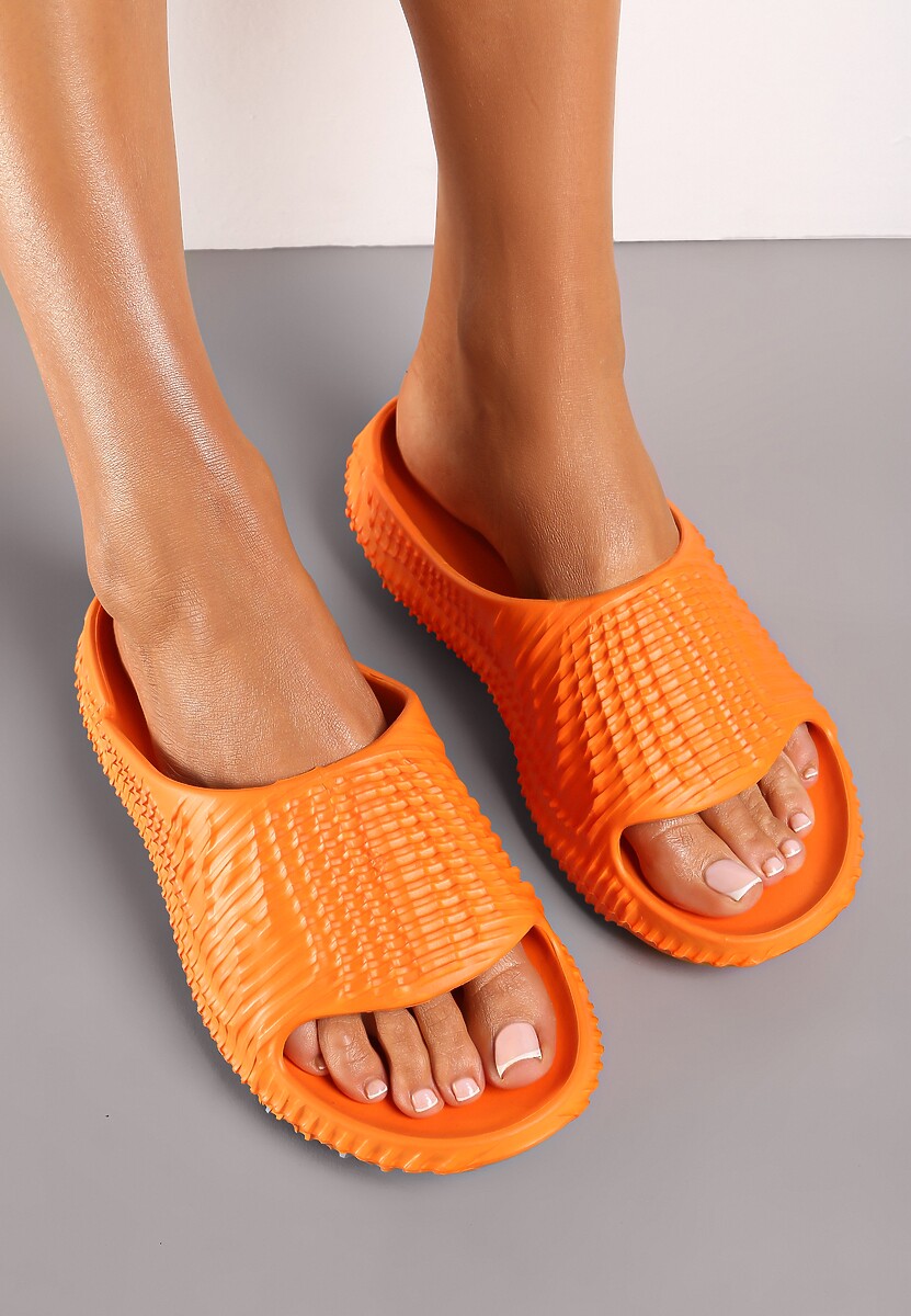 Pomarańczowe Klapki z lekkiej Pianki Ozdobione Wypukłym Tłoczeniem Konsia