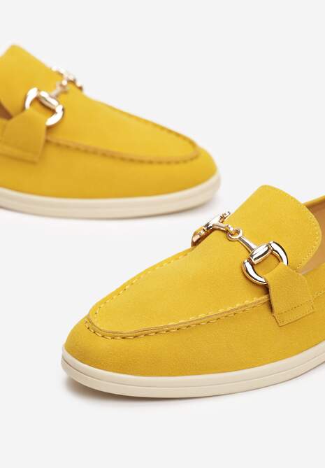 Żółte Mokasyny na Płaskiej Podeszwie z Przeszyciami i Ozdobną Klamerką Alenor