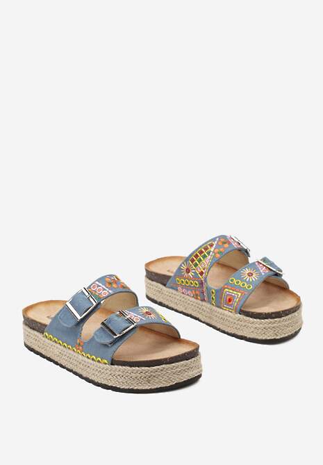 Niebieskie Klapki Ozdobione Haftem na Paskach i Plecionką na Platformie Teio