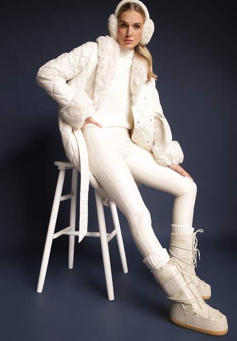 Biała Kurtka z Pikowanymi Przeszyciami i Polarową Podszewką Zdobiona Futerkiem i Paskiem Edellia