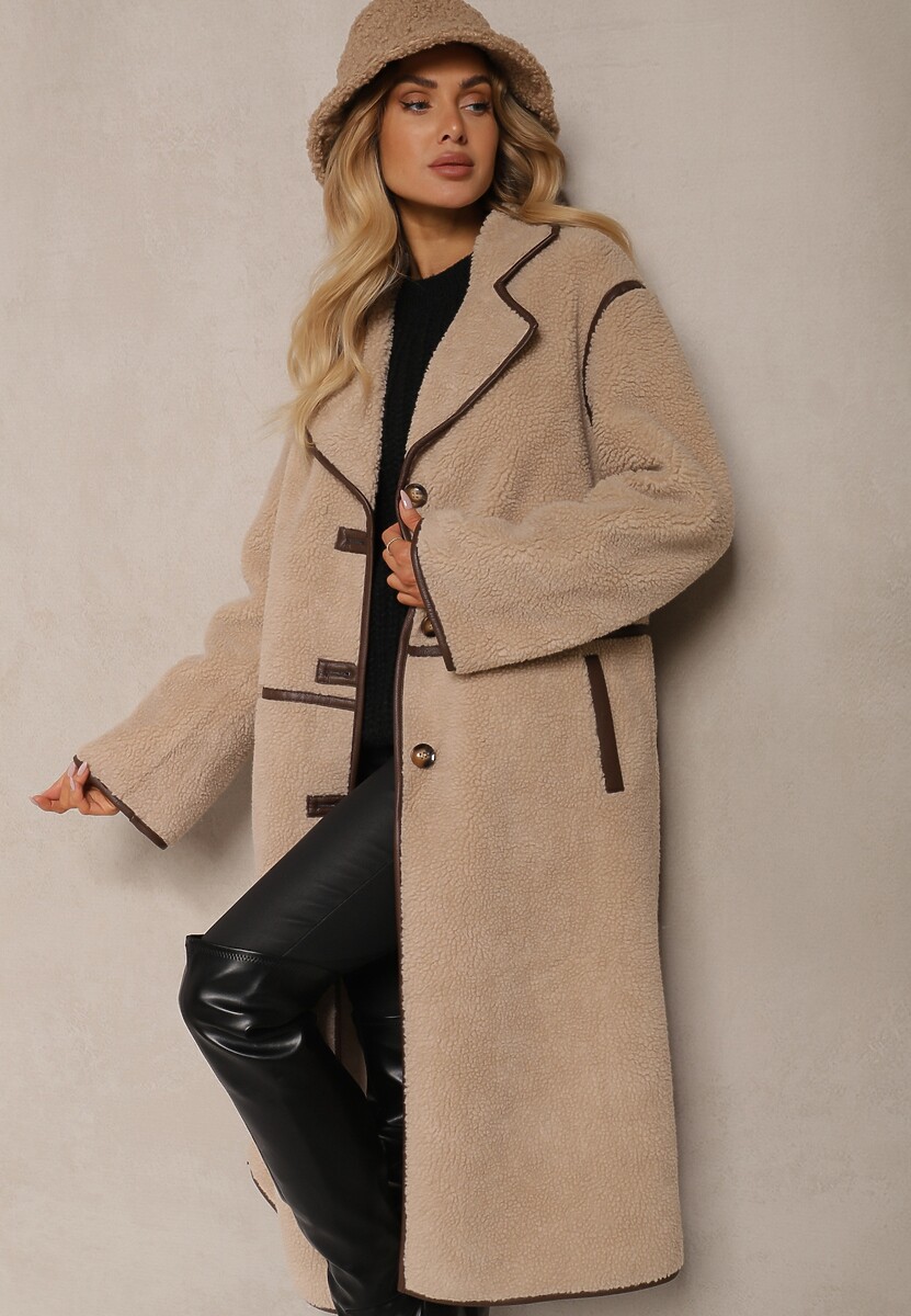 Beżowy Futrzany Płaszcz o Jednorzędowym Kroju Zdobiony Przeszyciami Zinneira