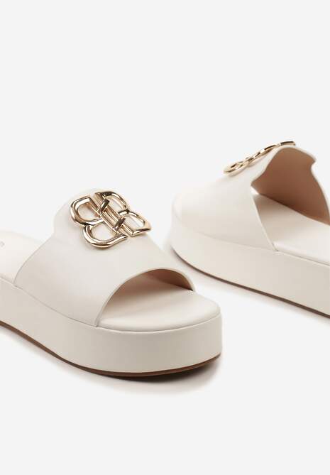 Białe Klapki na Platformie Wykończone z Przodu Aplikacją Cavisa