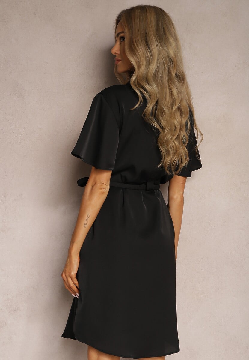 Czarna Trapezowa Sukienka z Dekoltem Zapinanym na Guziki i Materiałowym Paskiem w Talii Vikiiraes