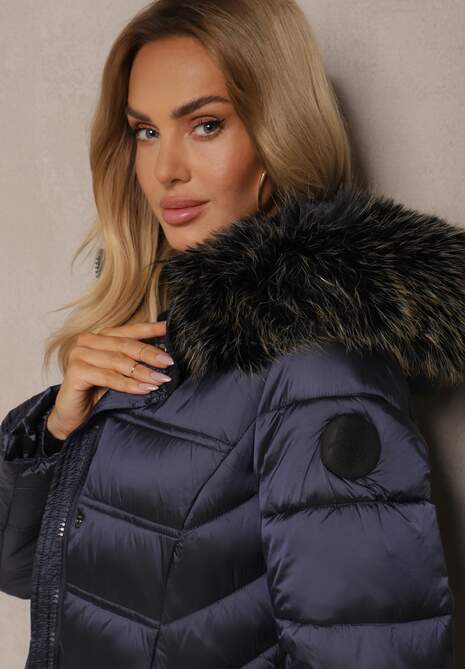 Granatowa Długa Kurtka Zimowa z Pikowanymi Przeszyciami i Odpinanym Kapturem z Futerkiem Tinnelia