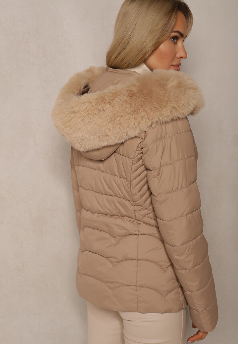 Ciemnobeżowa Kurtka z Pikowanymi Przeszyciami i Odpinanym Kapturem Ocieplana Futrem Reanara