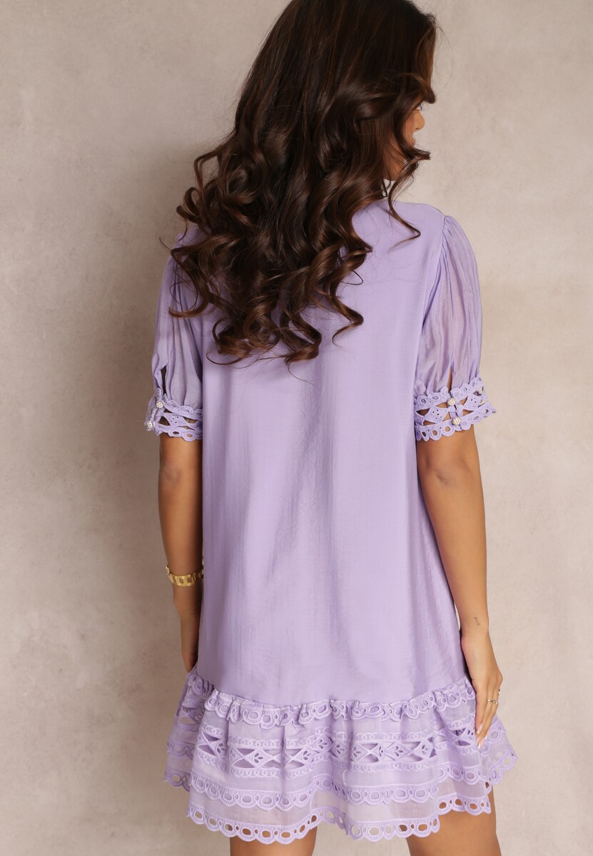 Fioletowa Sukienka Koszulowa z Ażurową Koronką i Ozdobnymi Guzikami Demeta