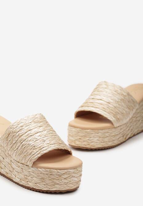 Beżowe Wsuwane Klapki na Platformie i Koturnie z Plecionki z Połyskiem Scadaria