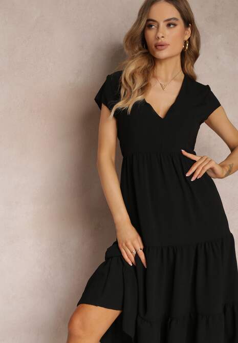 Czarna Sukienka z Trójkątnym Dekoltem i Falbaną Callandia