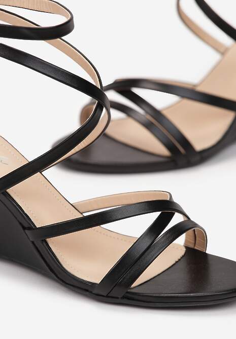 Czarne Sandały na Koturnie z Otwartym Noskiem Violla