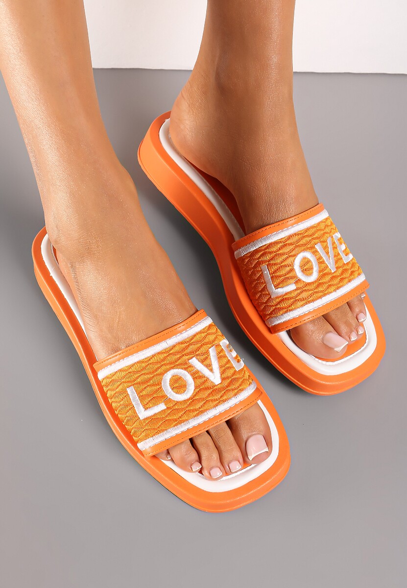 Pomarańczowe Klapki z Ozdobnym Napisem na Cholewce i Noskiem w Kwadrat Optizoria