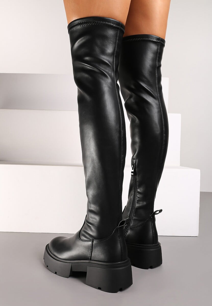 Czarne Kozaki Muszkieterki na Tłoczonej Podeszwie o Dopasowanych Cholewkach za Kolano Daistelle