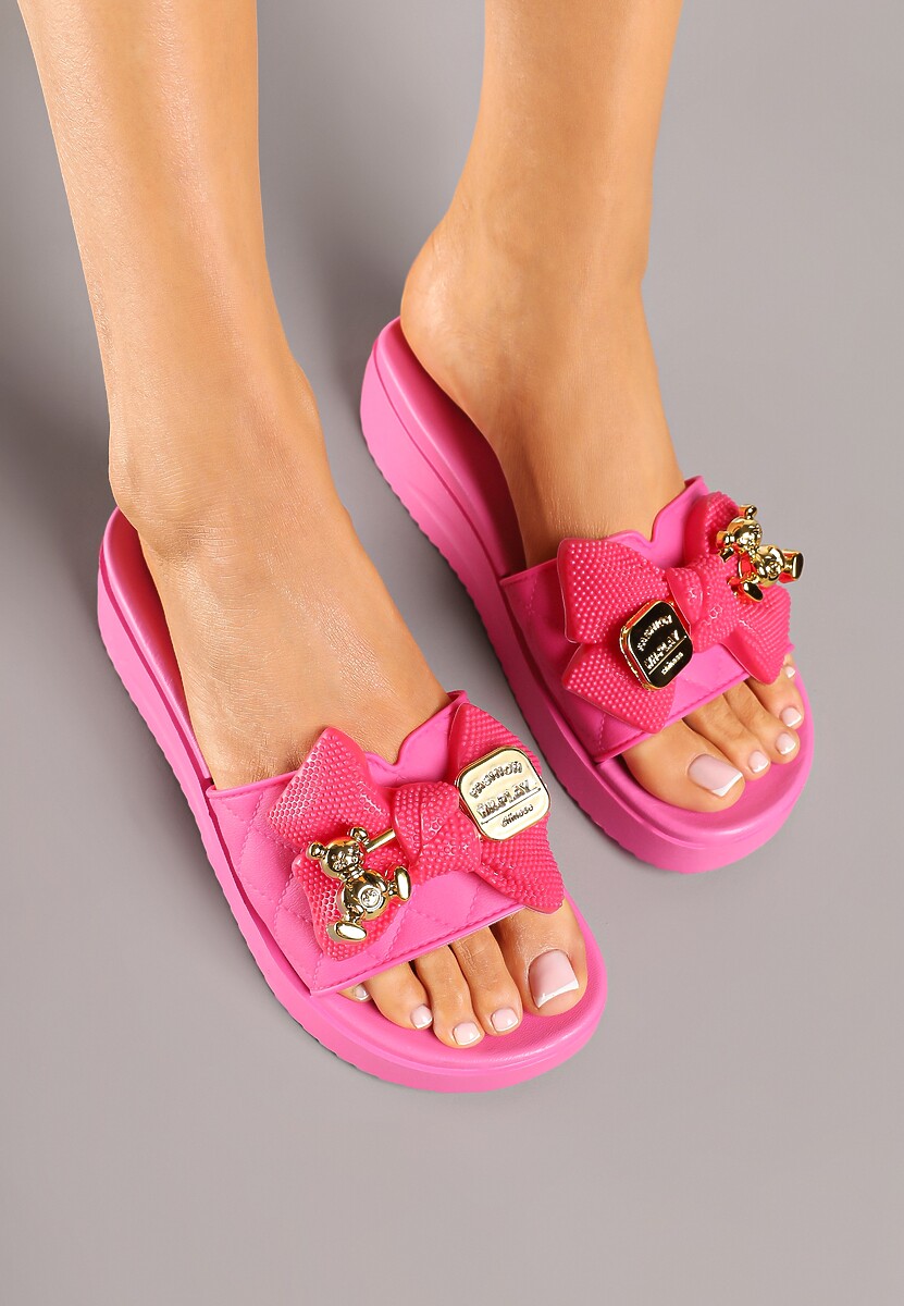 Fuksjowe Klapki na Platformie Ozdobione Pikowaniem Aplikacjami i Kokardą Evelseli