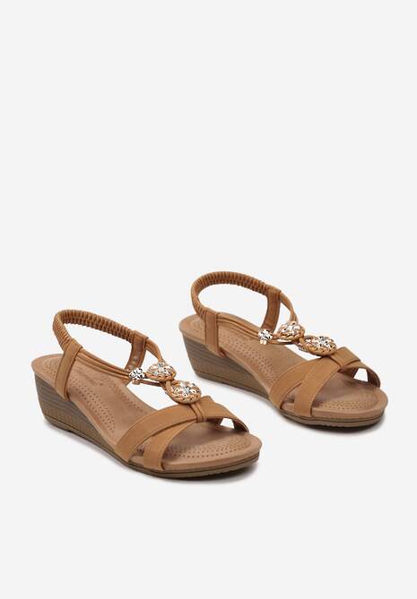 Brązowe Sandały na Niskim Koturnie Ozdobione Metalowymi Wstawkami i Cyrkoniami Quenby
