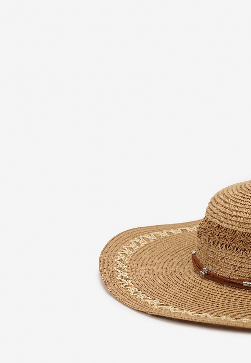 Ciemnobeżowy Duży Kapelusz z Plecionki Naturalnej Udekorowany Wokół Rzemykami Aothiri