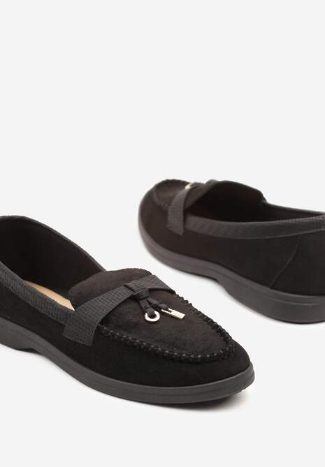 Czarne Mokasyny Ozdobione Metalicznymi Aplikacjami i  Geometrycznym Wzorem Raviloria