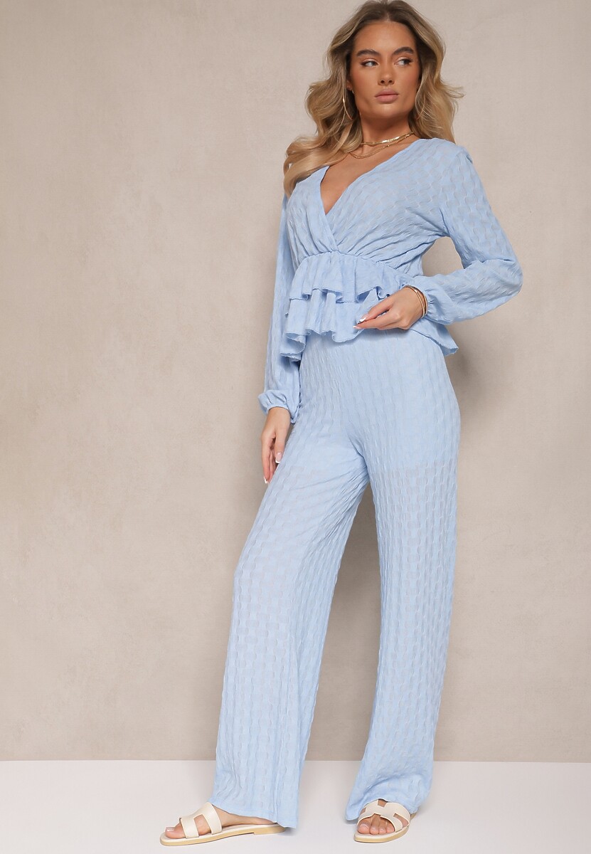 Niebieski Komplet z Tłoczeniami Bluzka z Falbaną i Szerokie Spodnie Kilinne