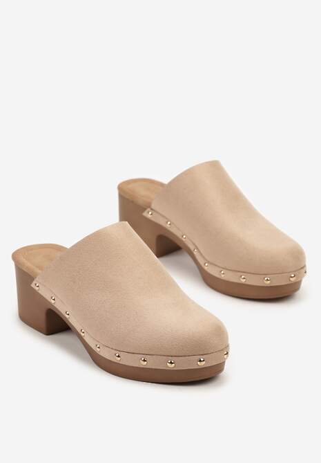 Beżowe Klapki Drewniaki Typu Mule na Słupku Zdobione Nitami Hlerra