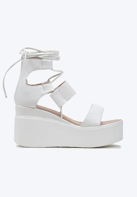 Białe Sandały na Koturnie z Wiązaniem wokół Łydki Scadira