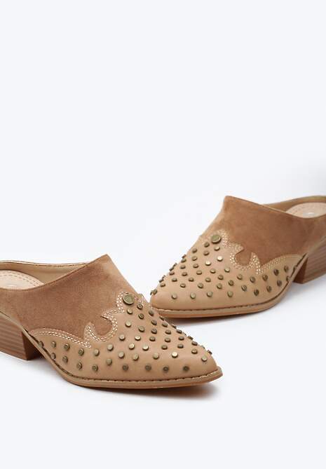 Brązowe Klapki Mule w Stylu Kowbojek na Niskim Stożku Ozdobione Nitami Nalkeda