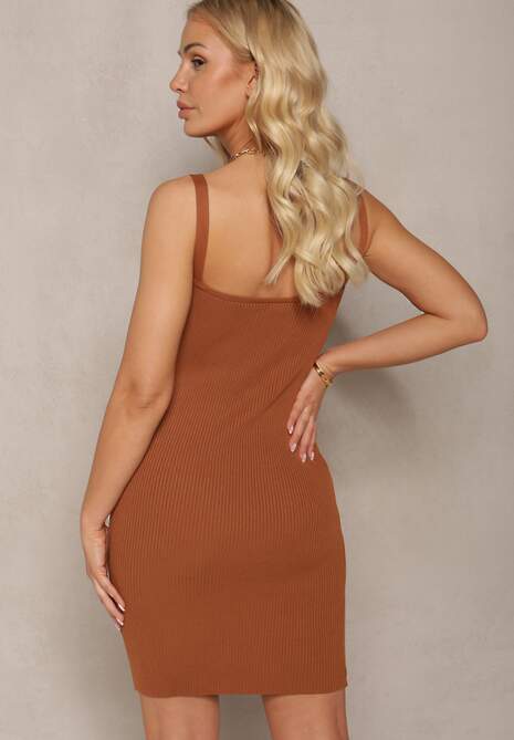 Brązowa Prążkowana Sukienka z Wycięciami na Dekolcie o Dopasowanym Fasonie Ninona