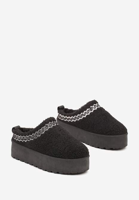 Czarne Niskie Śniegowce na Grubej Podeszwie Ozdobione Barankowym Futerkiem i Wzorzystym Przeszyciem Aziara